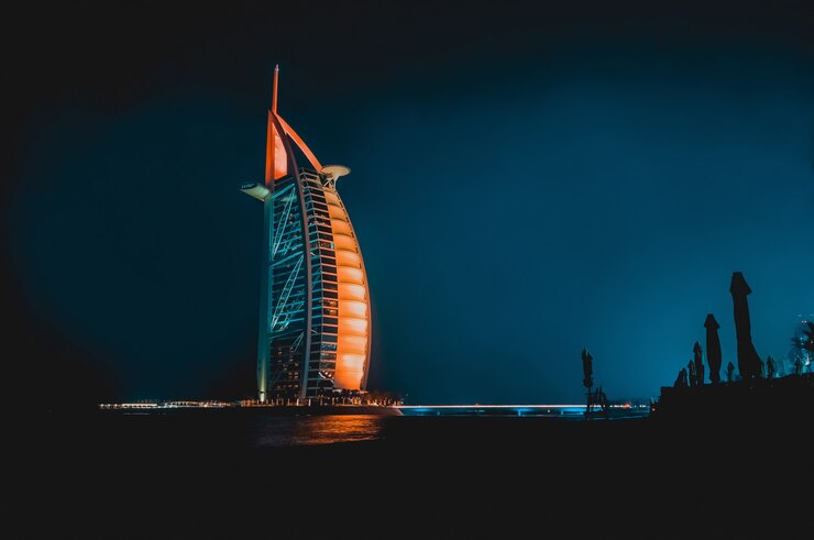 Dubai. Noc Dubaju. Nocny krajobraz miasta.