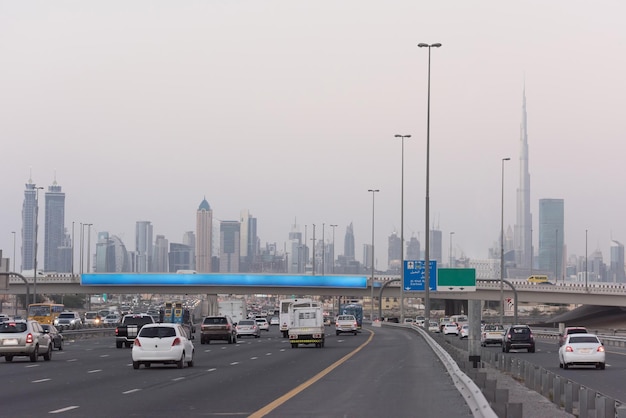 DUBAI ZEA 30 stycznia 2017 Korek na Sheikh Zayed Road w Dubaju, Zjednoczone Emiraty Arabskie