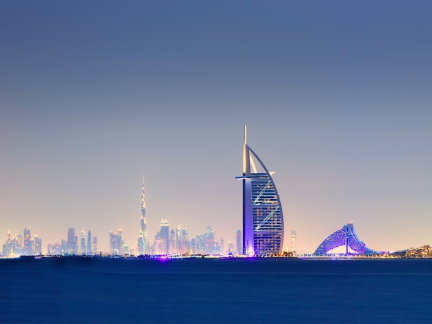 DUBAJ, Nov - 17, 2017: Linia horyzontu Dubaj przy nocą z Burj al arabem w pierwszoplanowym Zlanym arabu
