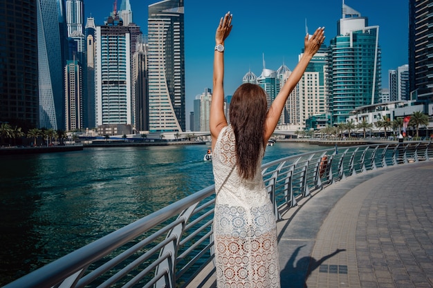 Dubaj podróży turystyczna kobieta na wakacyjnym odprowadzeniu