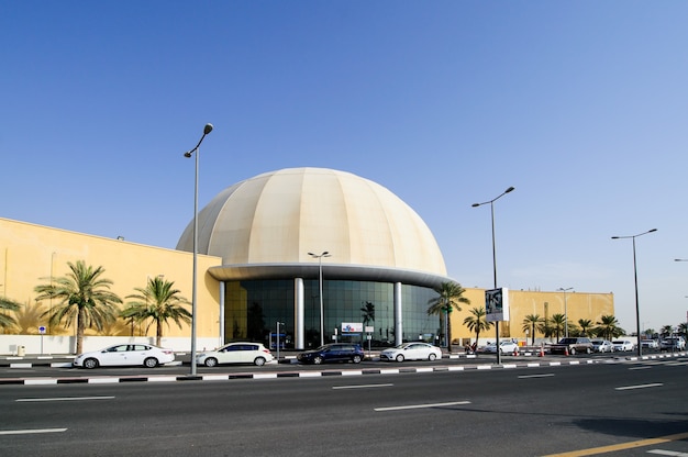 Dubaj, Zea - 08 Kwietnia 2017 Dubai Outlet Mall Mall, Największe Na świecie Centrum Outletowe Przy Ulicy Al Ain, Jest Domem Dla Ponad 1200 światowych Marek Premium I Najlepszych.