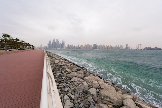 DUBAJ ZEA 2 LUTEGO 2017 Panorama Dubaju. Centrum miasta, wieżowce Sheikh Zayed Road. Zjednoczone Emiraty Arabskie