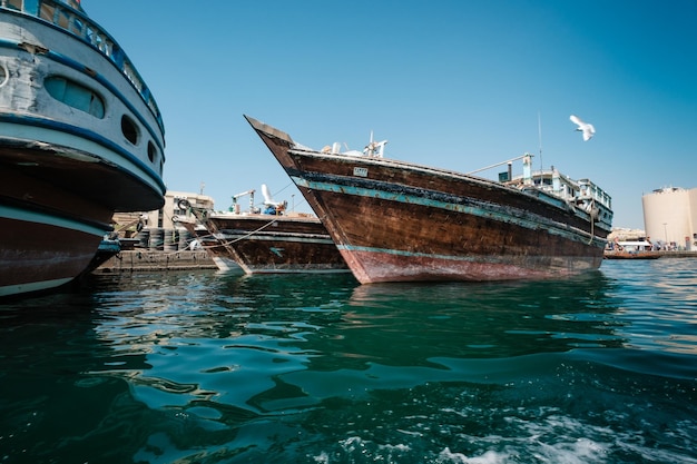 DUBAJ ZEA 7 MARCA Łodzie Promy Abra rejsy biznesowe po Bay Creek Tradycyjne arabskie łodzie na rzece Stare centrum Dubaju