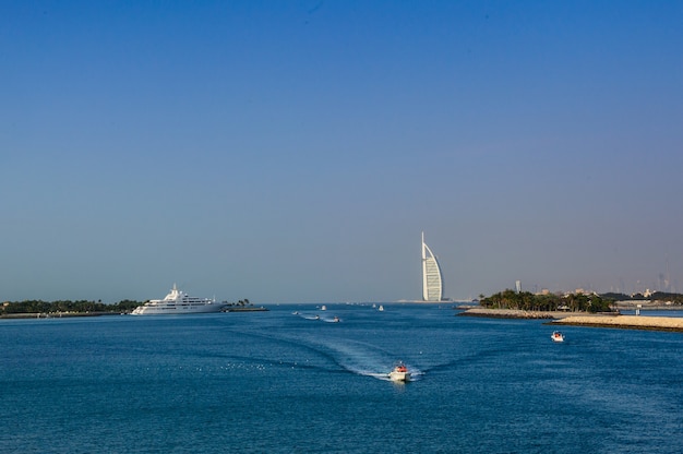 Dubaj, Zjednoczone Emiraty Arabskie - 05 Kwietnia: Wielki żagiel W Kształcie Hotelu Burj Al Arab Podjęte 5 Kwietnia 2015 W Dubaju.