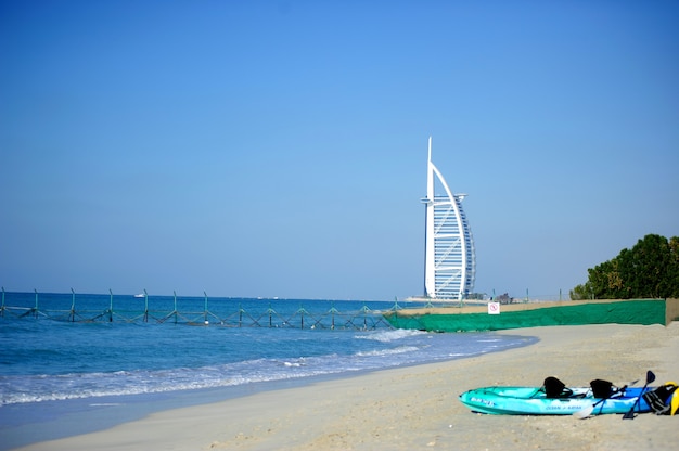 Dubaj, Zjednoczone Emiraty Arabskie - 05 Kwietnia: Wielki żagiel W Kształcie Hotelu Burj Al Arab Podjęte 5 Kwietnia 2017 W Dubaju. Hotel Zaliczany Jest Do Najbardziej Luksusowych Na świecie I Znajduje Się Na Sztucznej Wyspie