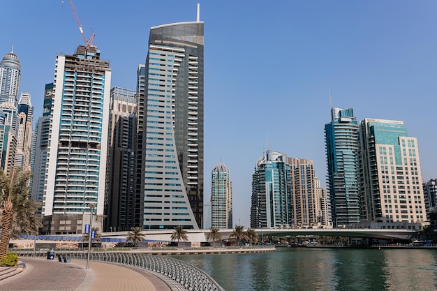 Dubaj Zjednoczone Emiraty Arabskie 09 listopada 2021 Luksusowe wieżowce Dubai Marina rejs statkiem i promenadą w piękny słoneczny poranek Zjednoczone Emiraty Arabskie