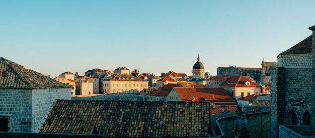 Zdjęcie dubrownik stare miasto chorwacja dachy z dachów domów kościół