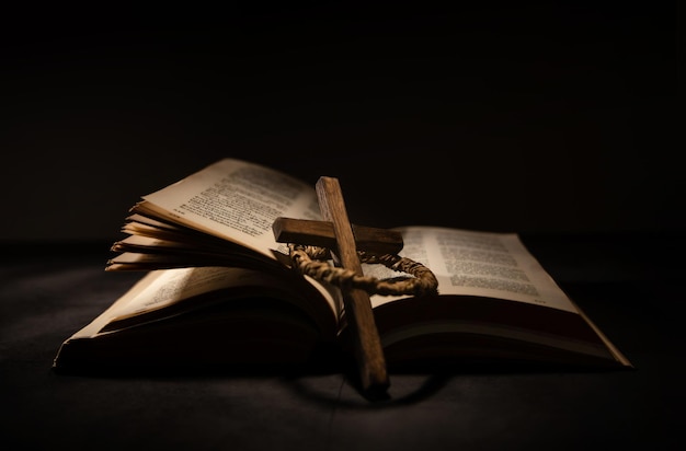 Duchowość Religia i koncepcja nadziei Pismo Święte i krzyż na biurku
