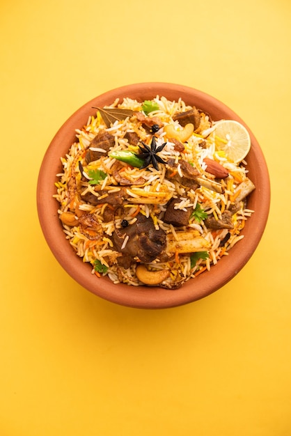 Dum Handi MuttonÃ ‚Ã Â BiryaniÃ ‚Ã ‚Â lub gosht pilaw przygotowywany jest w glinianym lub glinianym garnku zwanym Haandi lub wielkości 1 kg. Popularne indyjskie nie wegetariańskie jedzenie