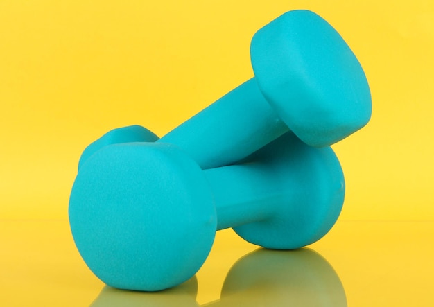 Dumbbells na żółtym tle