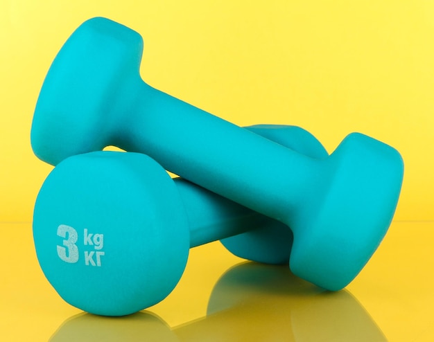 Dumbbells na żółtym tle