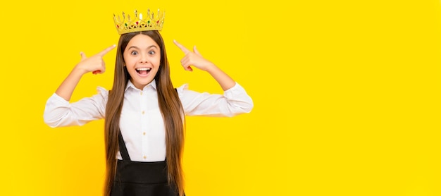 Dumna dziewczyna uśmiechając się egoistyczne dziecko nosić diadem arogancja i egoizm Dziecko królowa księżniczka w koronie poziome projekt plakatu Nagłówek transparentu kopia przestrzeń