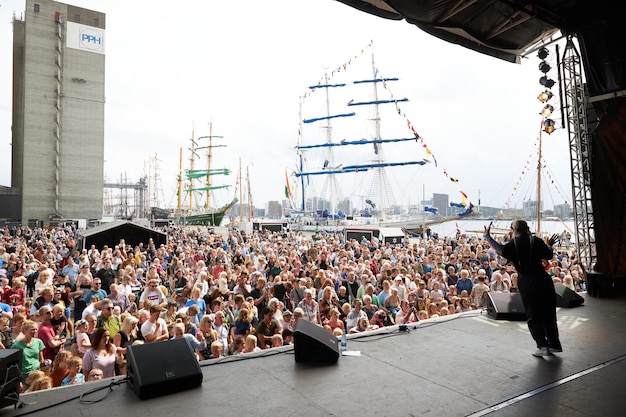 Duński tłum podczas koncertu w Aalborgu podczas Tall Ship Race 2022