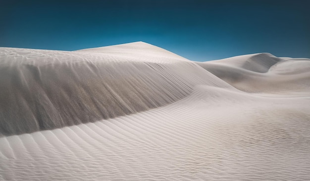 Duny piaskowe na pustyni na tle nieba