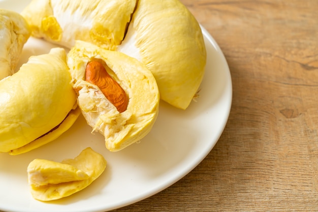 Durian dojrzały i świeży, skórka duriana na białym talerzu