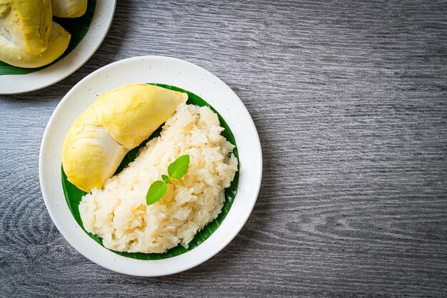 Durian kleisty ryż na talerzu