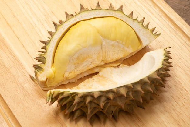 Durian, król owoców, durian na drewnianym stole