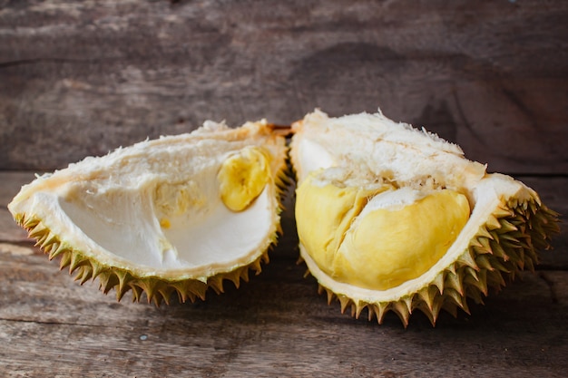 Durian na drewnianym tle.