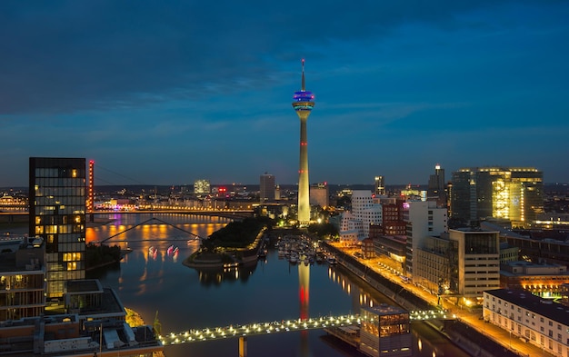 Dusseldorf nocą niemcy