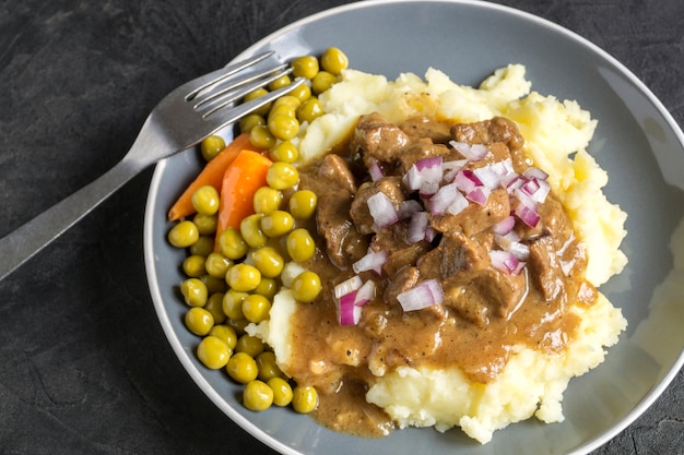 Zdjęcie duszone mięso w sosie i puree ziemniaczanym