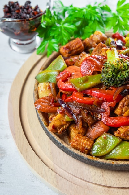 Zdjęcie duszone warzywa z mięsem na talerzu z bliska pionowe zdjęcie