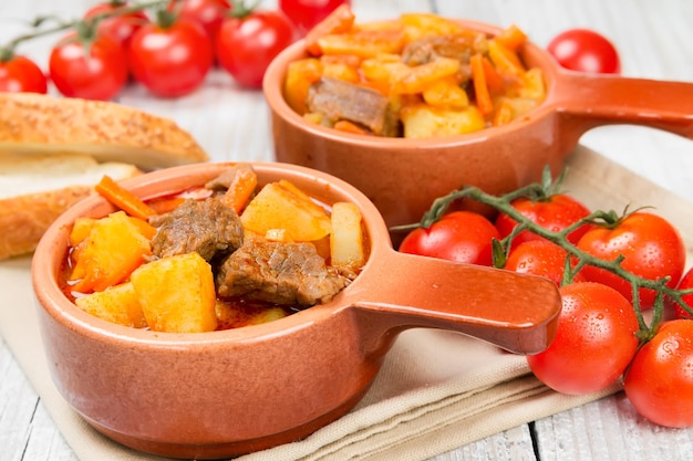 Duszone ziemniaki z mięsną marchewką i pomidorami