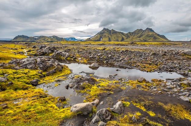 Duża 54 km rzeka trekkingowa z Landmannalaugar na Islandii