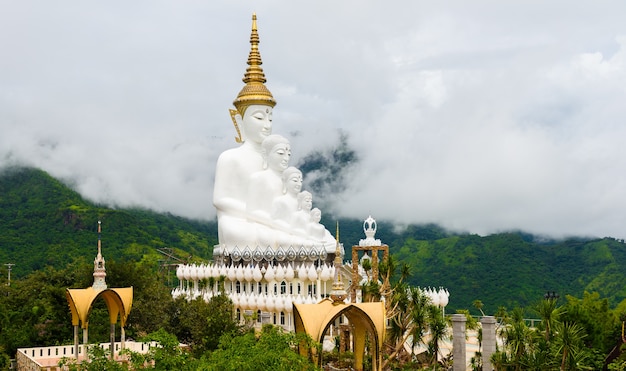 Duża Buddha statua przy Wata Phra Thart Pha synem Kaew. buddyjski klasztor i świątynia w Khao Kor, Phetcha