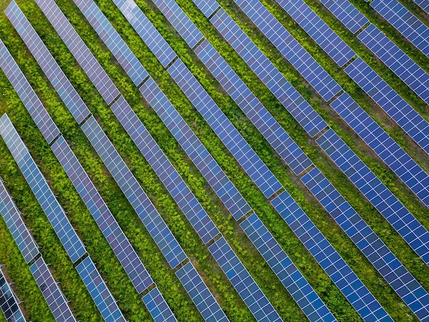 Duża elektrownia słoneczna na widok z lotu ptaka zielonej łące