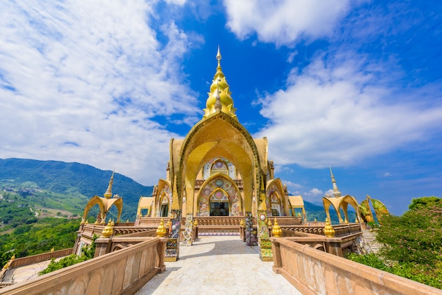 Duża główna pagoda w Wat Phra That Pha Son Kaew