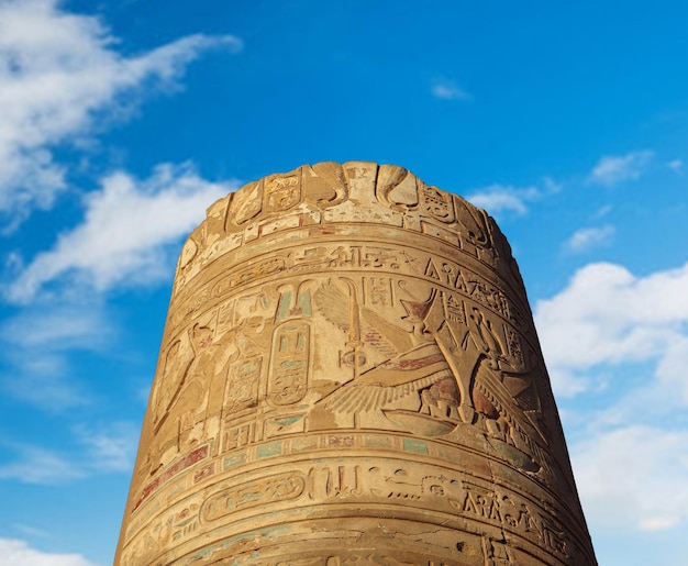 Zdjęcie duża kolumna z napisem hieroglify