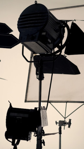 Zdjęcie duża latarka studyjna na statywie i papierze softbox w dużym studiu do produkcji wideo lub filmowej