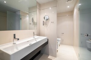 Zdjęcie duża łazienka podzielona na strefy z dużym kwadratowym lustrem o pełnej długości i prostokątną umywalką