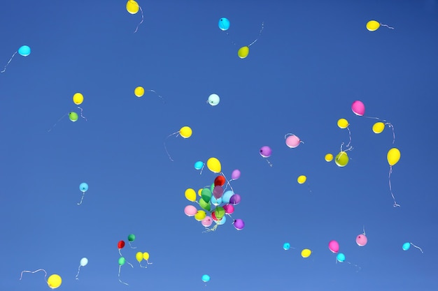 Duża Liczba Kolorowych Balonów Na Tle Błękitnego Nieba