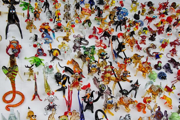 Duża liczba różnych zabawek wykonanych ze szkła