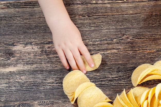 Duża liczba smażonych chipsów ziemniaczanych