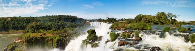 Duża panorama przyrody kaskady wodospadu Iguacu Iguazu na granicy Brazylii i Argentyny