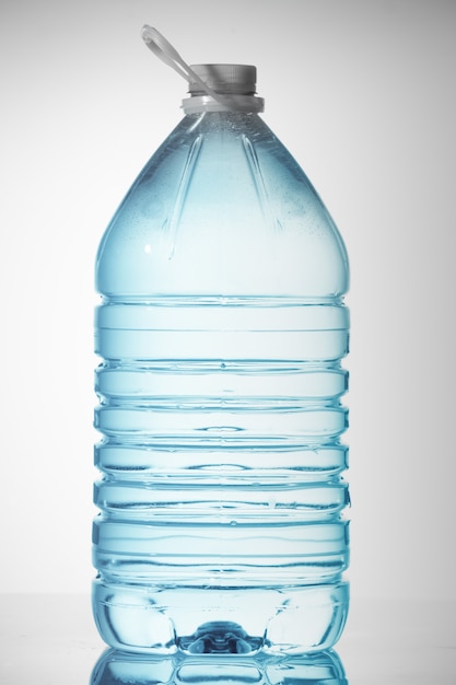 Duża plastikowa butelka z czystą wodą pitną