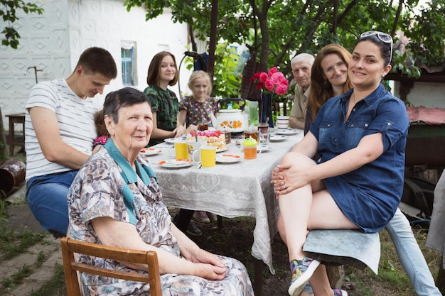 Zdjęcie duża rodzina siedzi przy stole
