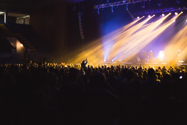 Duża sala koncertowa wypełniona widzami przed sceną.