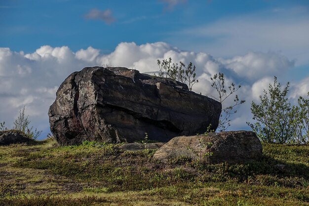 Duża skała na górze w tundrze