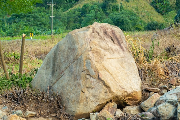 Duża skała osadowa geparda w przyrodzie.