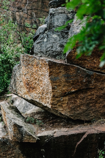 Duża skała, ściana z kamienia, przyroda w górach