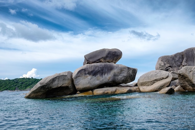 Duża skała ułożona w naturalny punkt orientacyjny na wyspie Similan