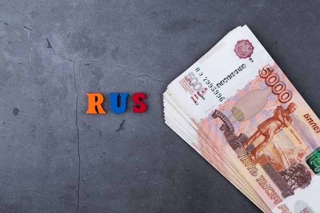 Duża sterta rosyjscy pieniędzy banknoty pięć tysięcy rubli kłama na szarym tle