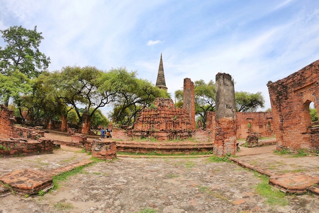 Duża stupa i stara ściana przy Watem Phra Si Sanphet, Phra Nakhon Si Ayutthaya, Tajlandia.