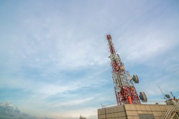 Duża wieża telekomunikacyjna na tle nieba i chmur