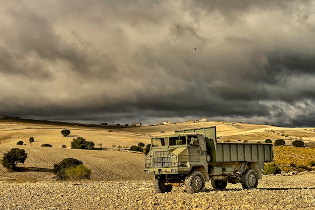 Duża wojskowa ciężarówka terenowa w terenie