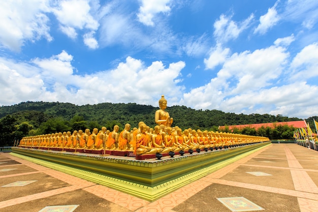 Duża złota Buddha statua i wiele małe złote statuy Buddha siedzi w rzędzie przy Buddha Pamiątkowym parkiem