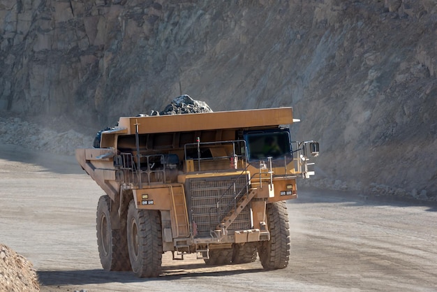 Duża żółta wywrotka do transportu rud żelaza i miedzi w przemyśle górniczym w Hiszpanii